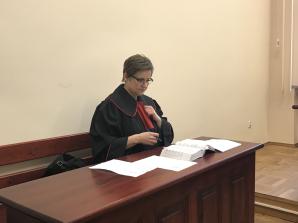 [VIDEO] Prokurator Julita Podlewska mrugała wczoraj porozumiewawczo do sędziego Tomasza Wysockiego. A ten uprawomocnił to co chciała prokurator! Biznesmenka, która poskarżyła się na policjantów, ma iść na 120 godzin do robót publicznych!