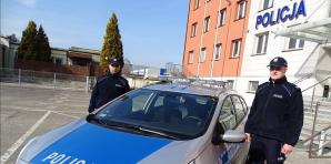 Środa Wlkp.: Policjanci eskortowali dziecko do szpitala. Roczny chłopiec połknął płyn do czyszczenia toalet