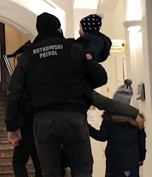 [VIDEO] TOGI BEZ SUMIEŃ: Rutkowski udzielił skutecznej ochrony matce porwanej 4-letniej córeczki, przed porwaniem kolejnej dwójki dzieci! Za tę mądrą prewencję kobieta została poniżona i zaszantażowana przez kierownik OZSS w Radomiu Annę Dudnik!