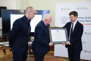 Polonez ma już certyfikat UNESCO. Certyfikat UNESCO odebrali dziś przedstawiciele instytucji i organizacji zaangażowanych w opracowanie wniosku o wpisanie naszego tańca na Listę Reprezentatywną Niematerialnego Dziedzictwa Kulturowego Ludzkości