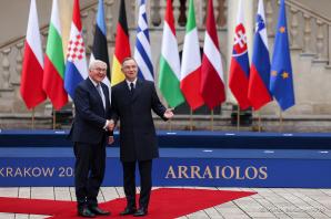 O priorytetach zbliżającej się prezydencji Polski w Radzie UE, w obliczu globalnych wyzwań, tematami rozmów przywódców uczestniczących w szczycie Grupy Arraiolos