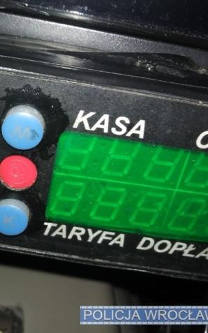 Kupił od złomiarzy taksometr za 20 zł i udawał taksówkarza – wpadł w ręce policjantów