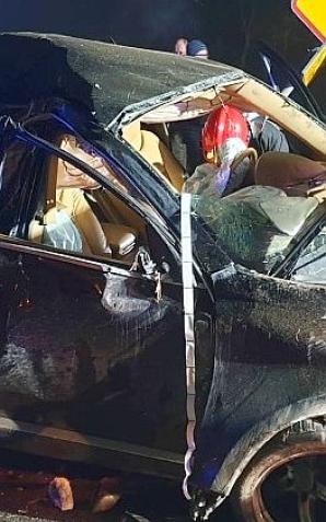 Policjanci zatrzymali pijanego kierowcę, który doszczętnie rozbił swoje Porsche, uderzając w ogrodzenie posesji
