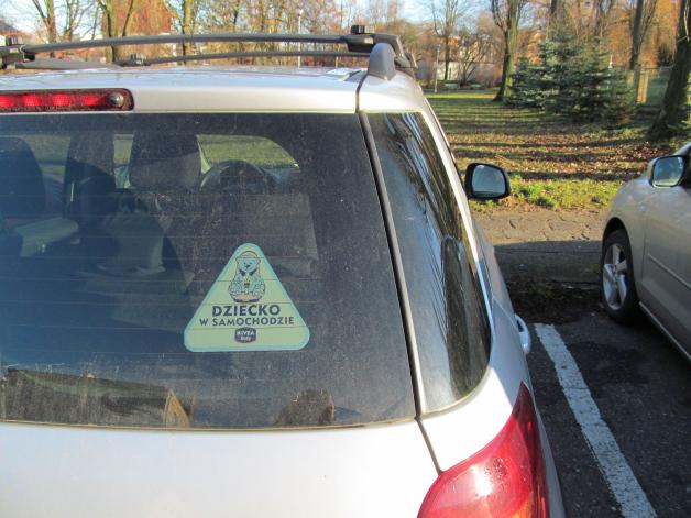 Policjant wybił szybę i wyciągnął dziecko z auta