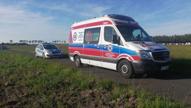 Paralotnia runęła na pole pod Koszalinem! 56-latek ranny
