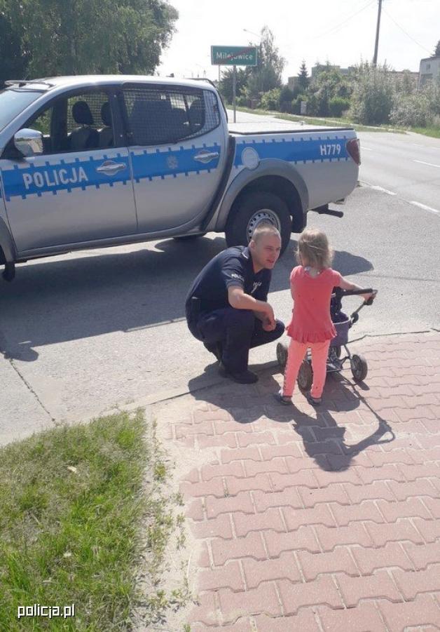 Policjanci z Samodzielnego Pododdziału Prewencji Policji w Radomiu jadąc na festyn odnaleźli 3-latkę
