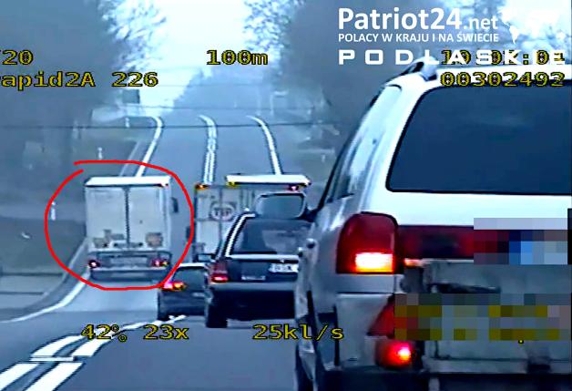 [VIDEO] Niebezpieczne wyprzedzanie w kamerze podlaskiego Speedu. Kierowcą TIRa okazał się 28 letni obywatel Ukrainy