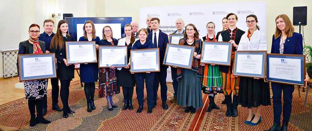 Polonez ma już certyfikat UNESCO. Certyfikat UNESCO odebrali dziś przedstawiciele instytucji i organizacji zaangażowanych w opracowanie wniosku o wpisanie naszego tańca na Listę Reprezentatywną Niematerialnego Dziedzictwa Kulturowego Ludzkości