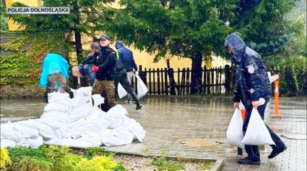 [VIDEO] Kolejną dobę policjanci wraz z mieszkańcami i innymi służbami walczą z niszczycielskim żywiołem